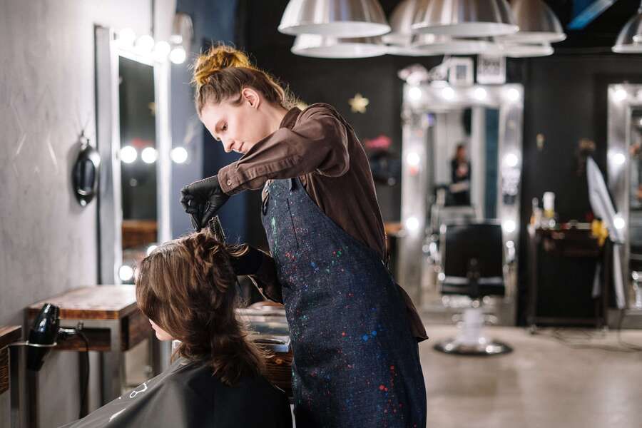 Coiffeur avant une séance photo