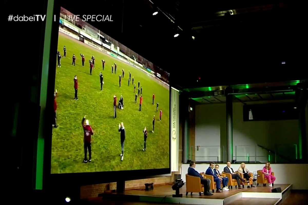 Abbildung zeigt: die festliche Bühne für die TV-Live-Übertragung