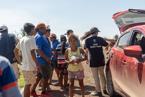 Candid moment during World Central Kitchen relief operations in Acapulco — photojournalism by David Andrade