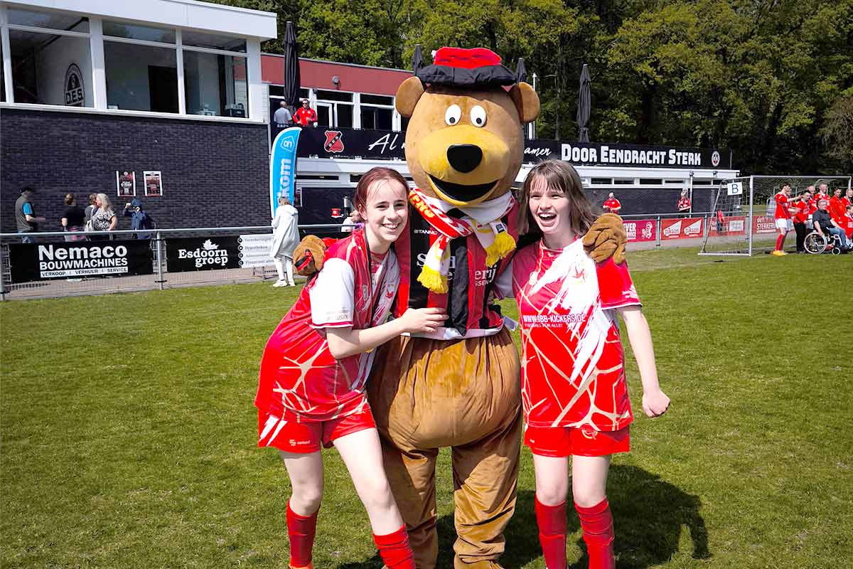 Spieler der Ibbenbürener Kickers feiern gemeinsam mit ihren niederländischen Freunden nach einem spannenden Fußballspiel.