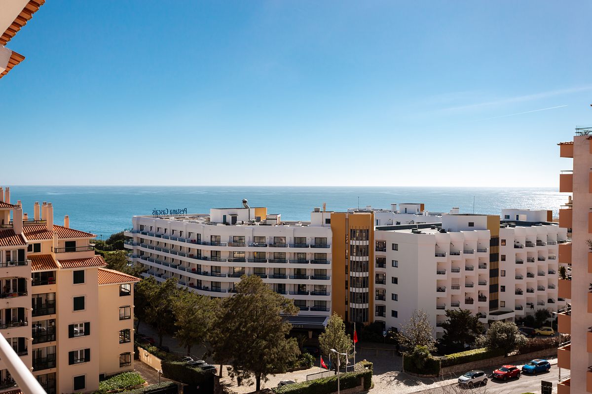 Varanda de apartamento T2 na Guia em Cascais com rela&ccedil;&atilde;o directa ao exterior e vista mar