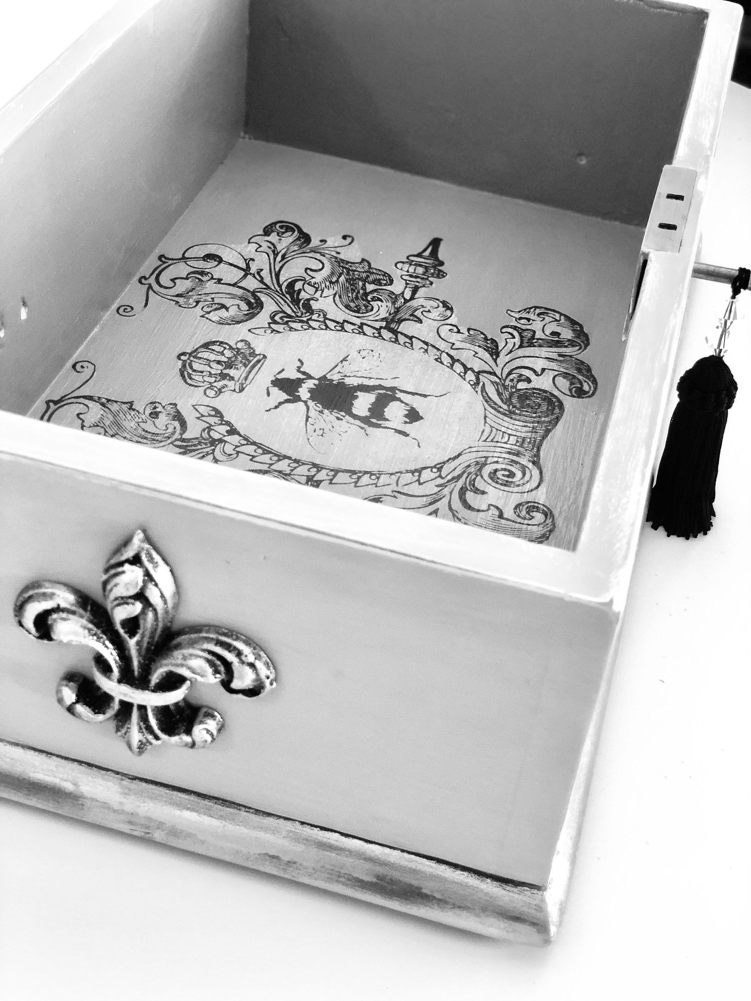 Decorative drawer with floral design and silver Fleur-de-Lis handle