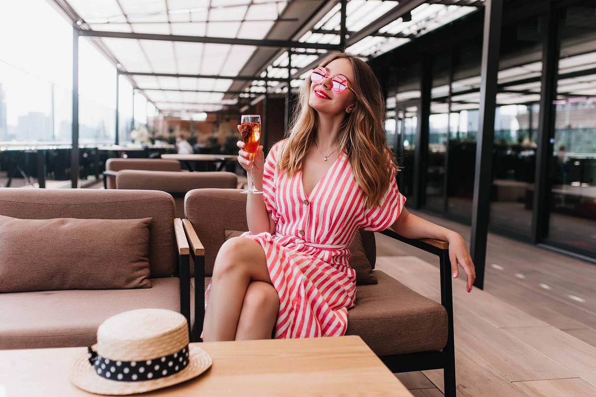 Amazing blonde lady in sunglasses resting in cafe. Indoor photo 