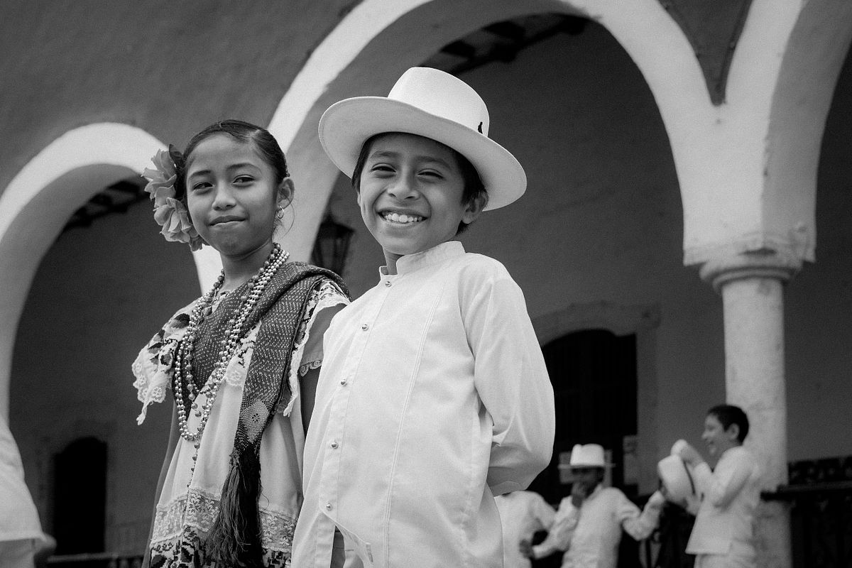 MAESTRO JORGE ALBERTO WITH HIS PUPILS - MAESTRO JORGE ALBERTO CO