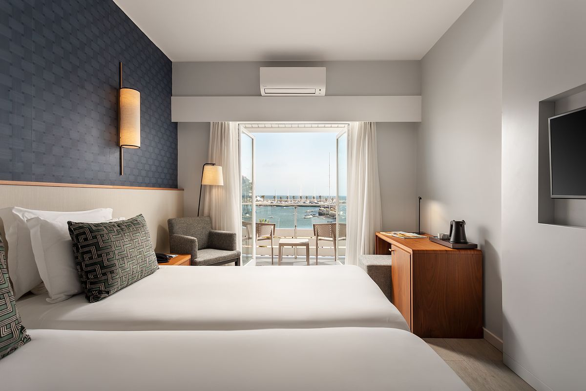 Quarto renovado do Hotel Ba&iacute;a Cascais com vista para a Ba&iacute;a &ndash; fotografia de interiores de hotel