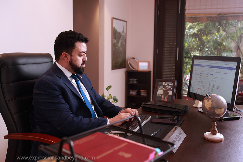 Corporate photoshoot in Gurgaon, Delhi, Noida & NCR | Leadership & employee headshots, office photos, professional profile photos