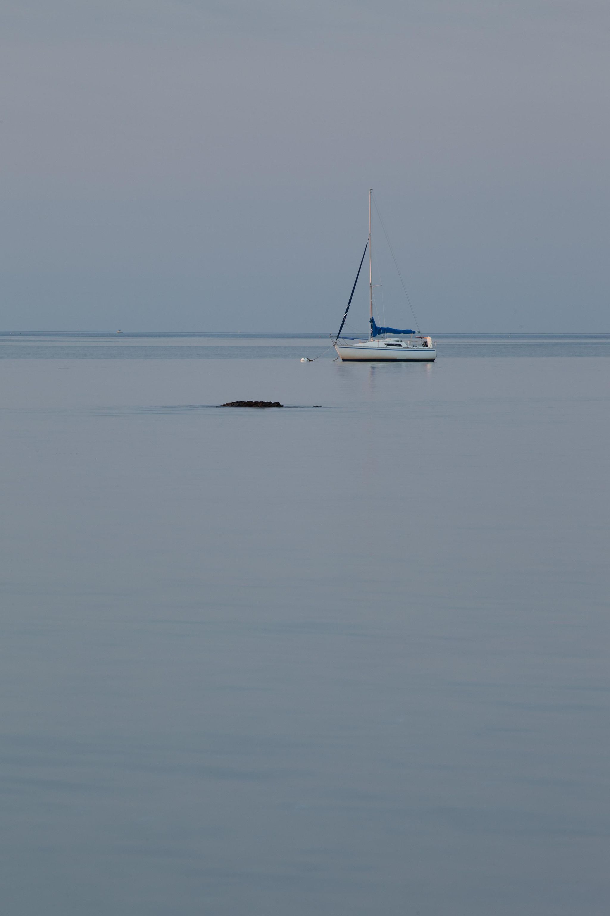 Mer calme au coucher du soleil.