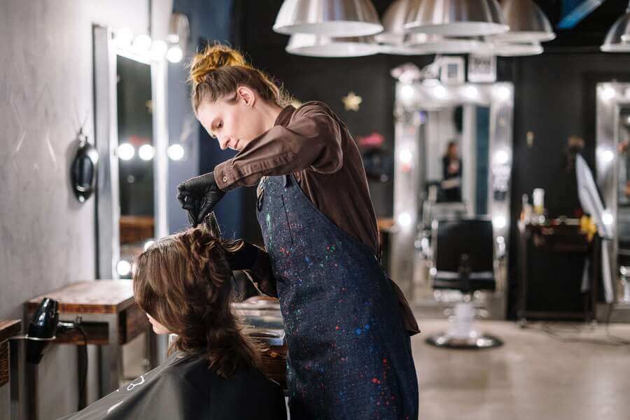 Friseur arbeitet an einem Modell