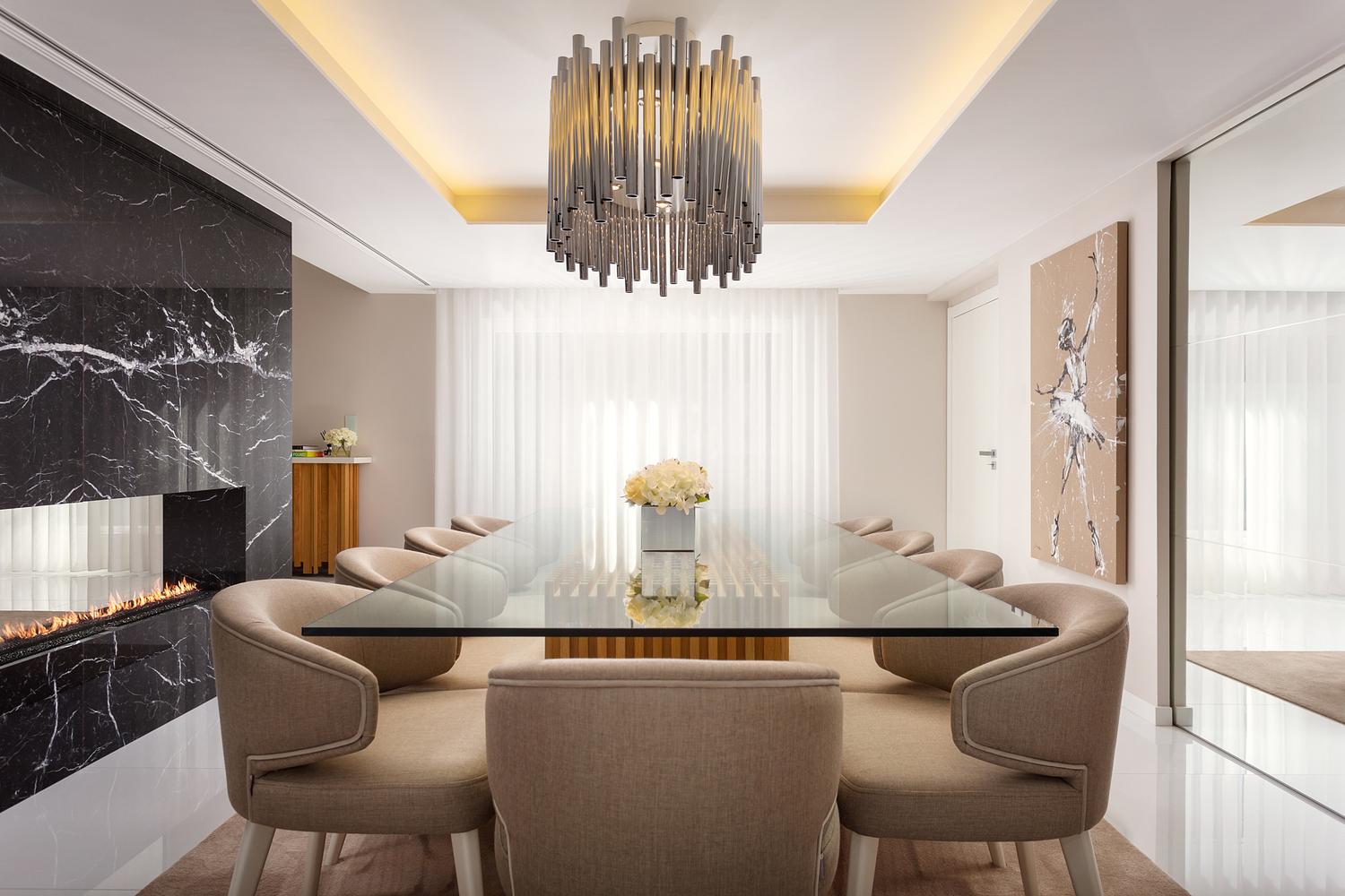 Sala de jantar contempor&acirc;nea com lareira &ndash; fotografia de interiores residencial.