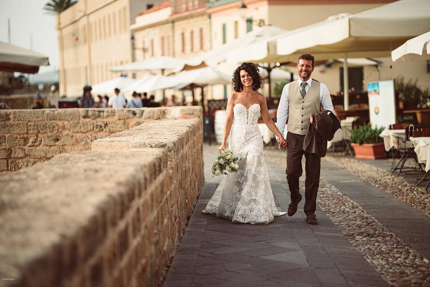 Fotografo Matrimonio Cagliari e Sud Sardegna | Davide Atzei- Reportage matrimonio Alghero sposi che camminano mano nella mano