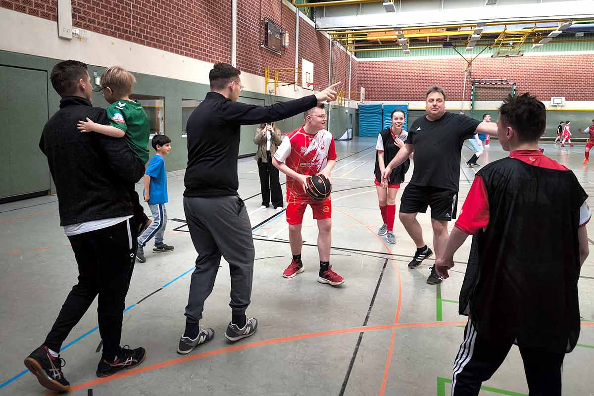 Freude und Teamgeist beim gemeinsamen Sport von Menschen mit und ohne Handicap