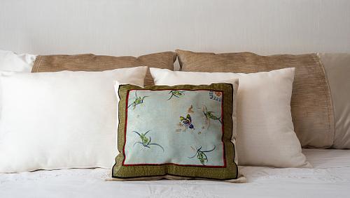 Fotografia de na Casa Andaluz, almofadas com tapecaria interiores de luxo concebidos por FEMMA Interior Design.