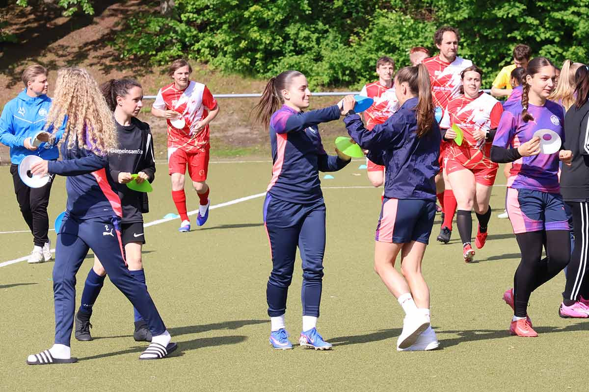 Große Freude beim gemeinsamen Training mit den Bundesligaspielerinnen der SGS Essen