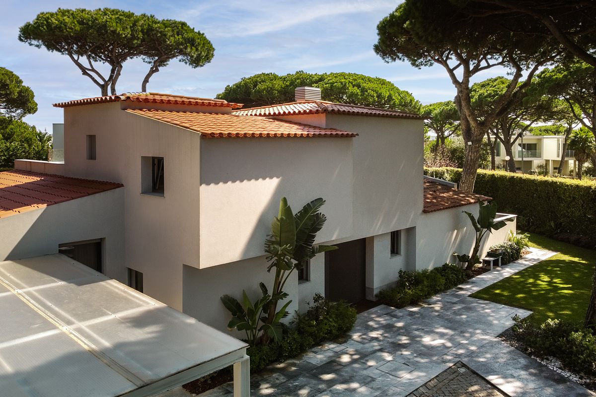 Vista a&eacute;rea por drone de moradia V3 na Quinta da Marinha em Cascais integrada no pinhal