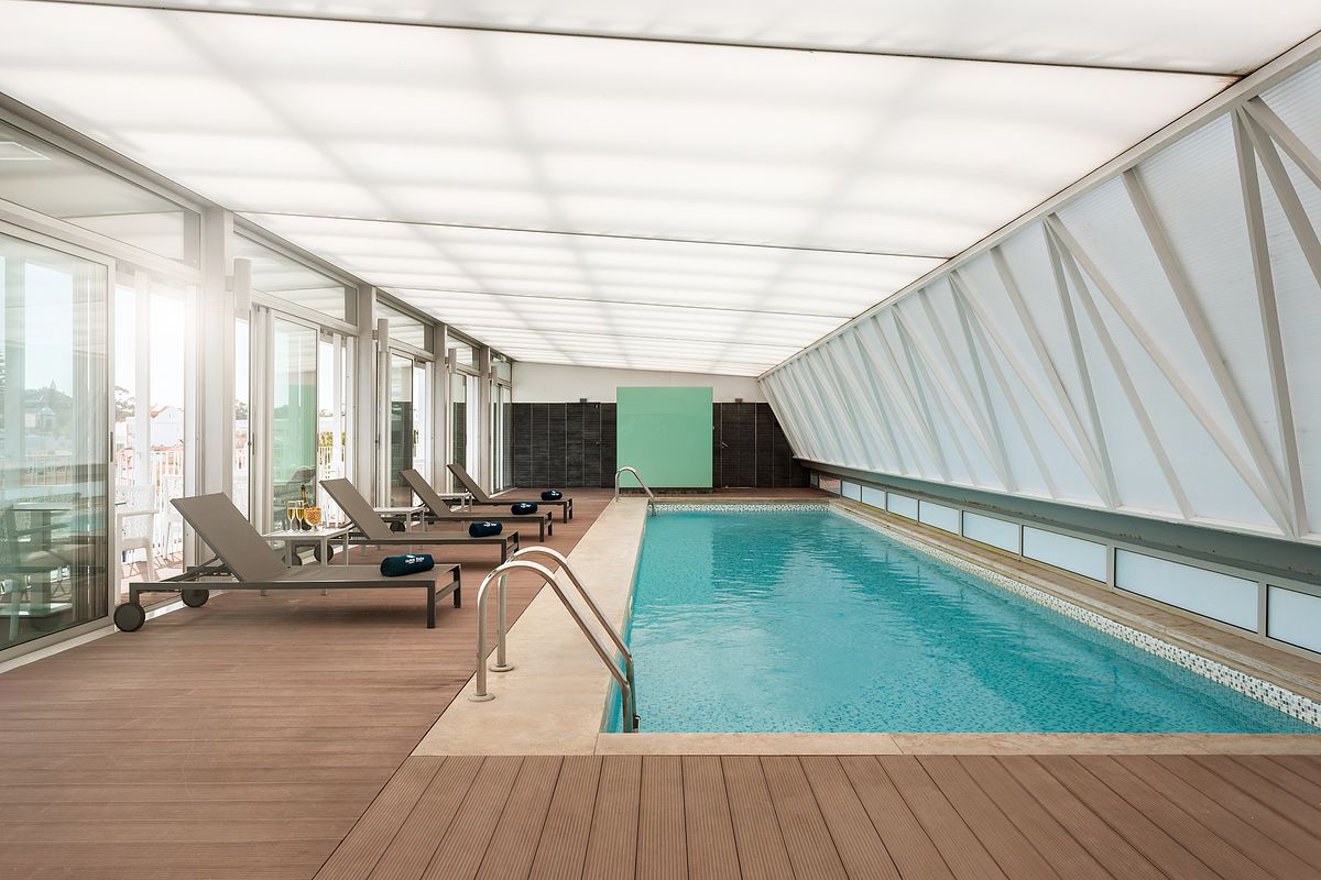 Piscina interior do Hotel Ba&iacute;a Cascais &ndash; fotografia de interiores de hotel