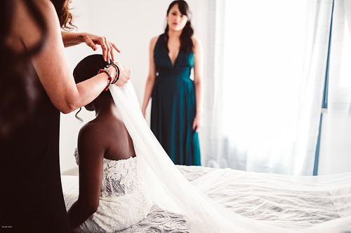 "il momento in cui viene messo il velo nel capo della sposa"