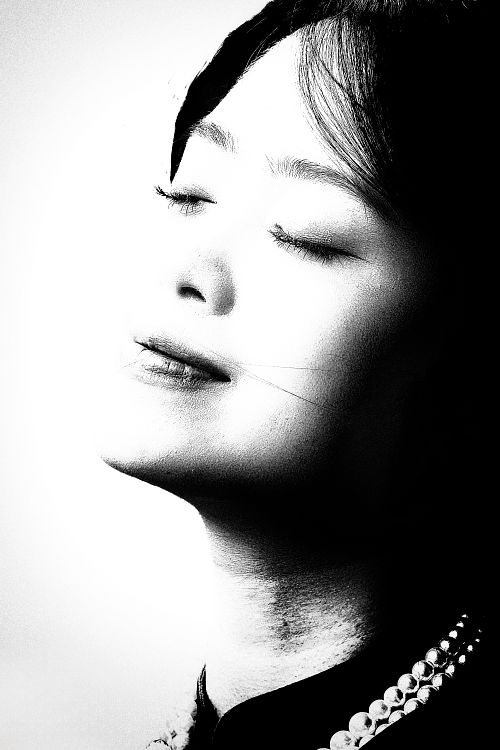 Portrait d'une jeune femme prise en photo de rue à Hanoï au Vietnam