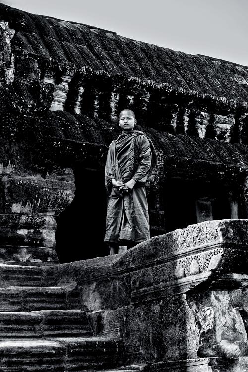 Portrait d'un jeune bonze dans le temple d'Angkor au Cambodge
