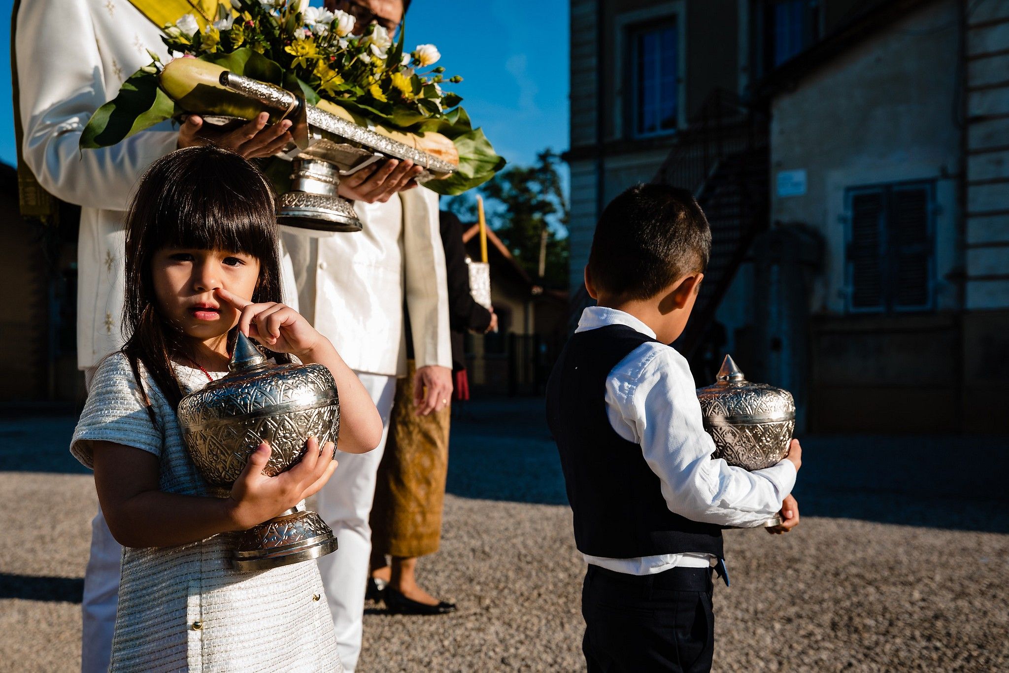 portrait Petit fille pendant la procession captur&eacute; par S&eacute;bastien CLAVEL photographe de Mariage &agrave; Lyon et Gen&egrave;ve