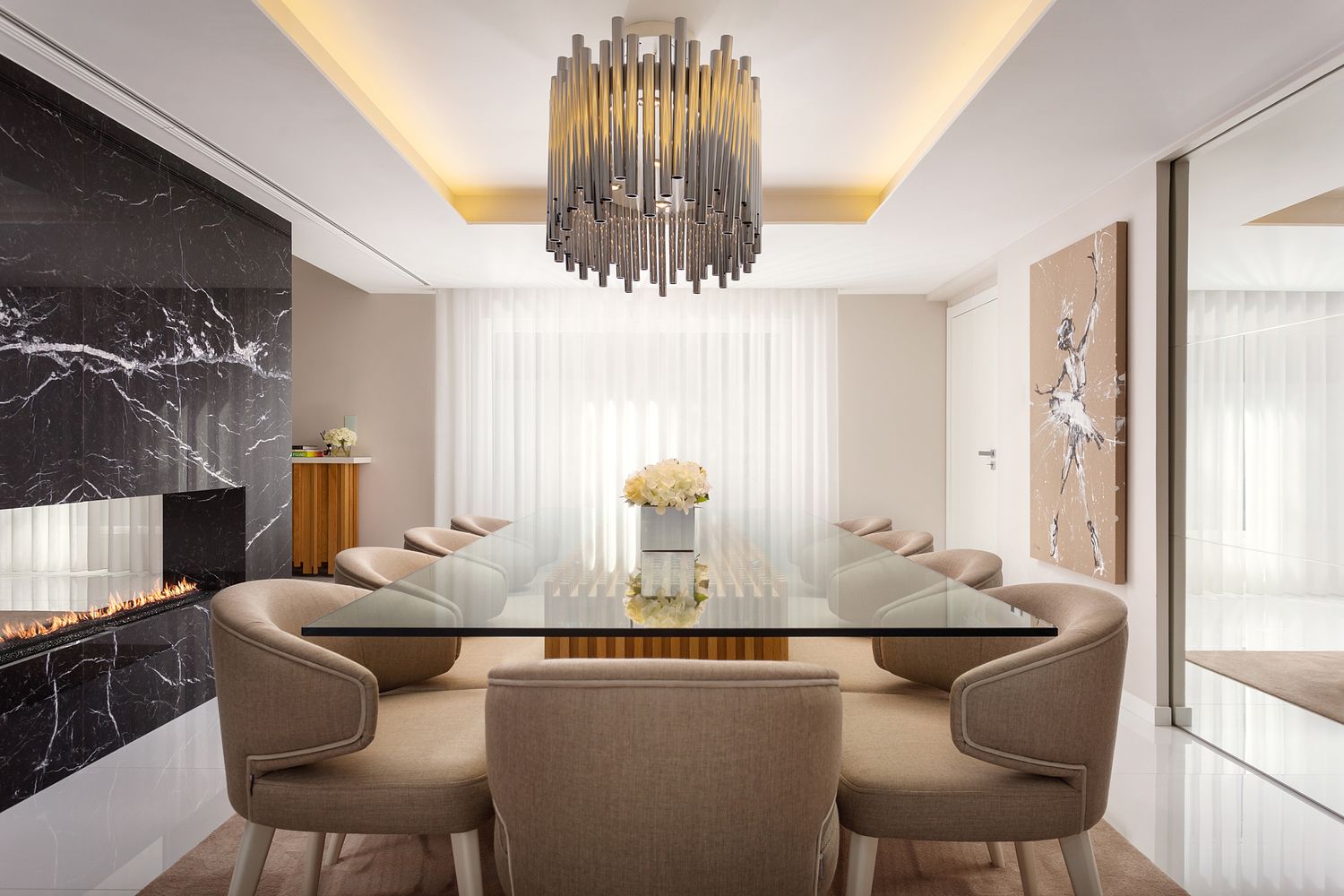 Sala de jantar contempor&acirc;nea com mesa em vidro e lareira revestida a m&aacute;rmore negro, projeto de interiores por Raquel Lopes Design, fotografada por Pedro Br&aacute;s Photography &mdash; fotografia profissional de design de interiores e decora&ccedil;&atilde;o residencial em Portugal