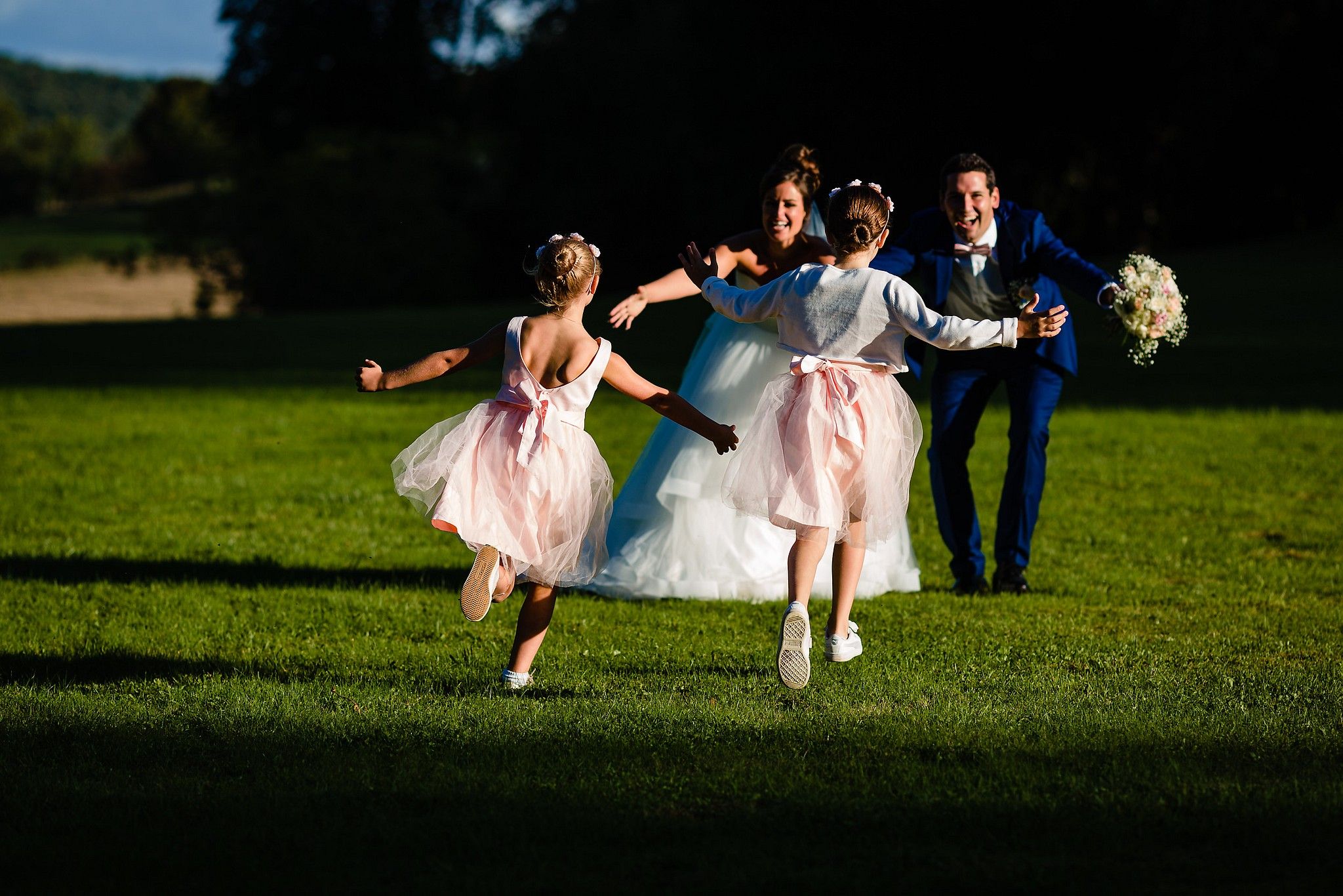 Enfants qui courent dans les bras du couple de mari&eacute;s captur&eacute; par S&eacute;bastien CLAVEL photographe de Mariage &agrave; Lyon et Gen&egrave;ve