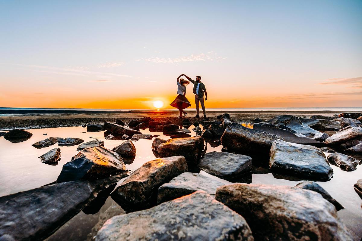 dansen tijdens golden hour