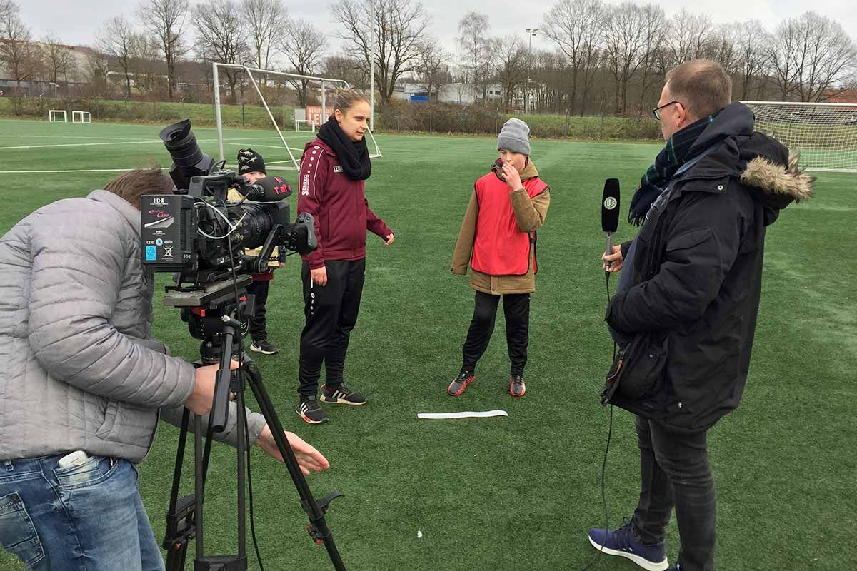 Spannung pur: Die Kamera fängt die emotionale Atmosphäre des Drehtags ein