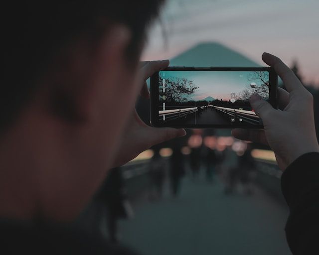 Photographing a mountain using a smartphone