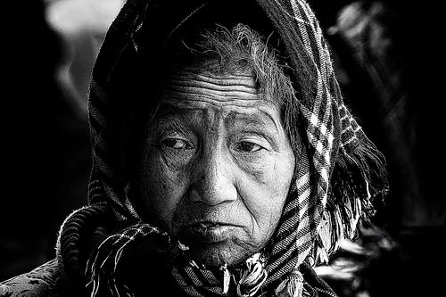 Portrait d'une femme pris en photo de rue à Sapa au Vietnam
