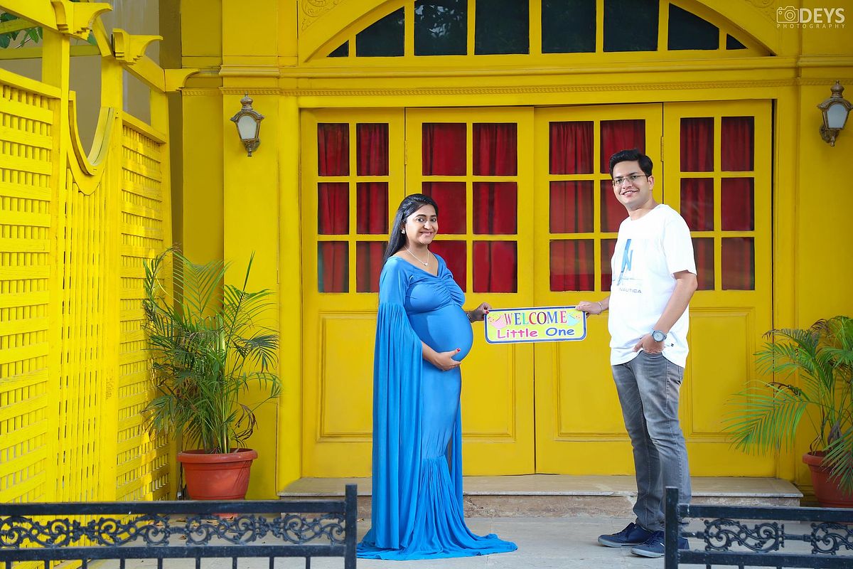 Couple maternity photoshoot in creative background