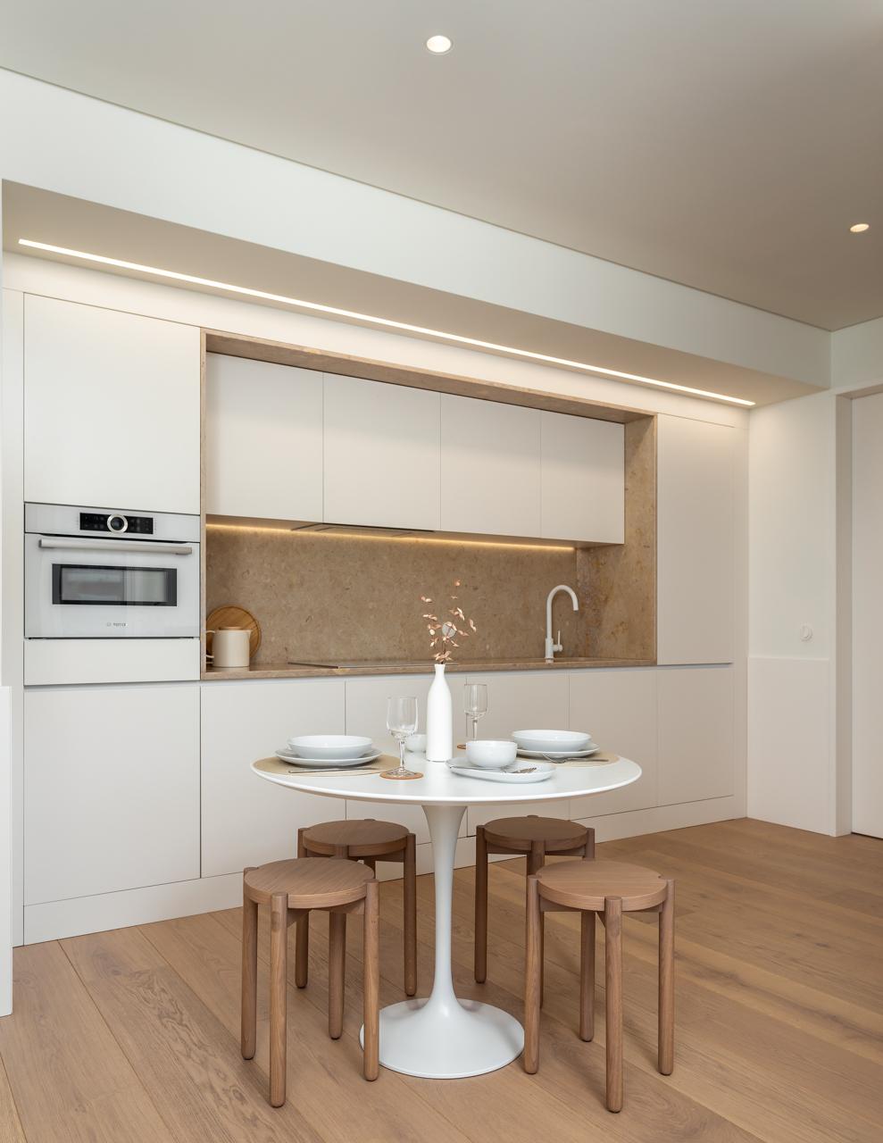 Fotografia de no Apartamento Reabilitado na Av. Roma, Lisboa, projeto do ATELI&Ecirc; 22.