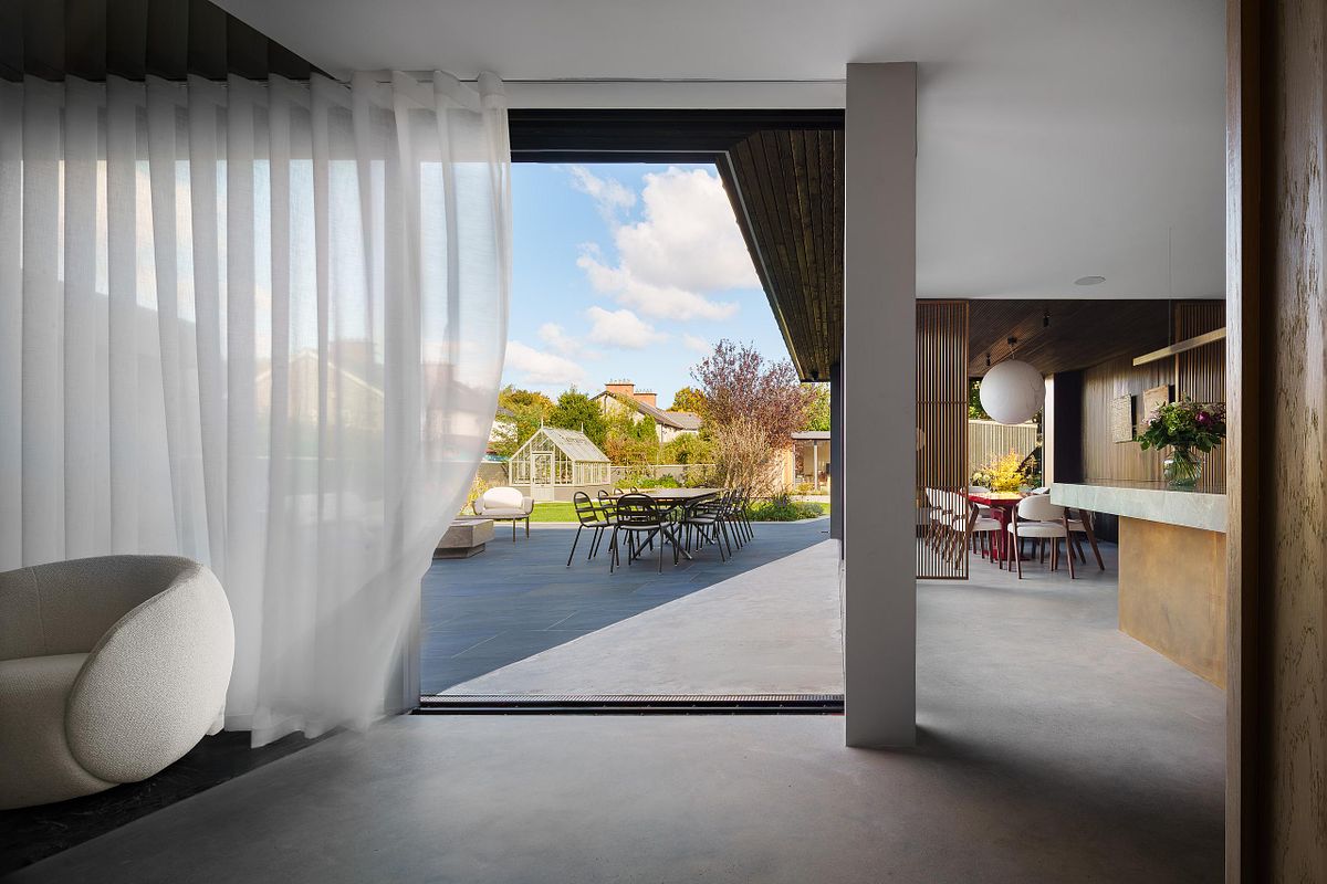 Dublin Residence: Indoor-Outdoor Living Space