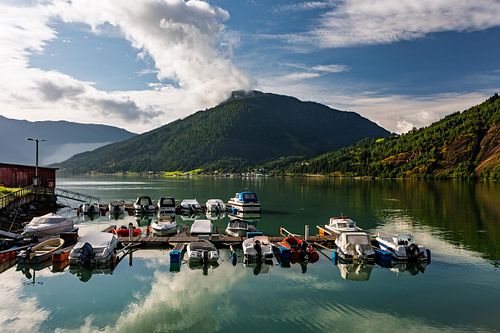 Bateaux dans le  fjord, éclaircie sur le paysage.
