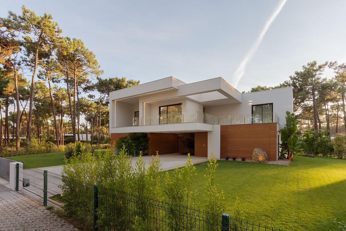 Fotografia de moradia contempor&acirc;nea na Herdade da Aroeira ao p&ocirc;r do sol
