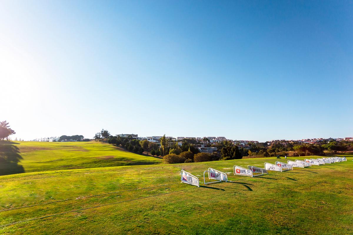 Vista sobre os campos de golfe do Belas Clube de Campo &ndash; fotografia de paisagem e arquitetura