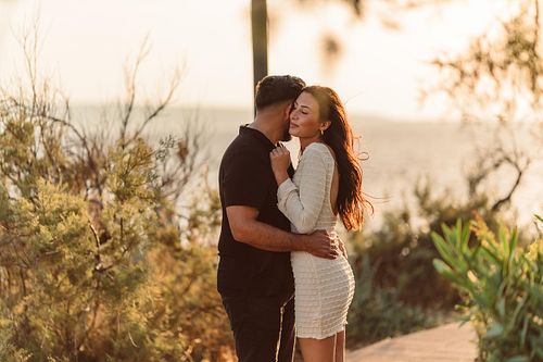 coppia innamorata si abbraccia portoscuso al tramonto