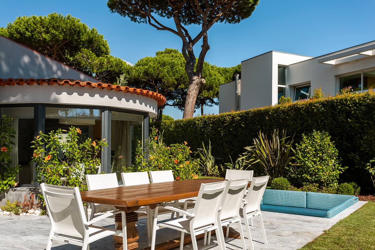 Zona social exterior de moradia V3 na Quinta da Marinha em Cascais integrada no jardim