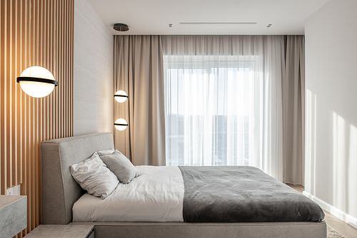 Bedroom featuring bed with natural textures and soft lighting scheme – Columna project