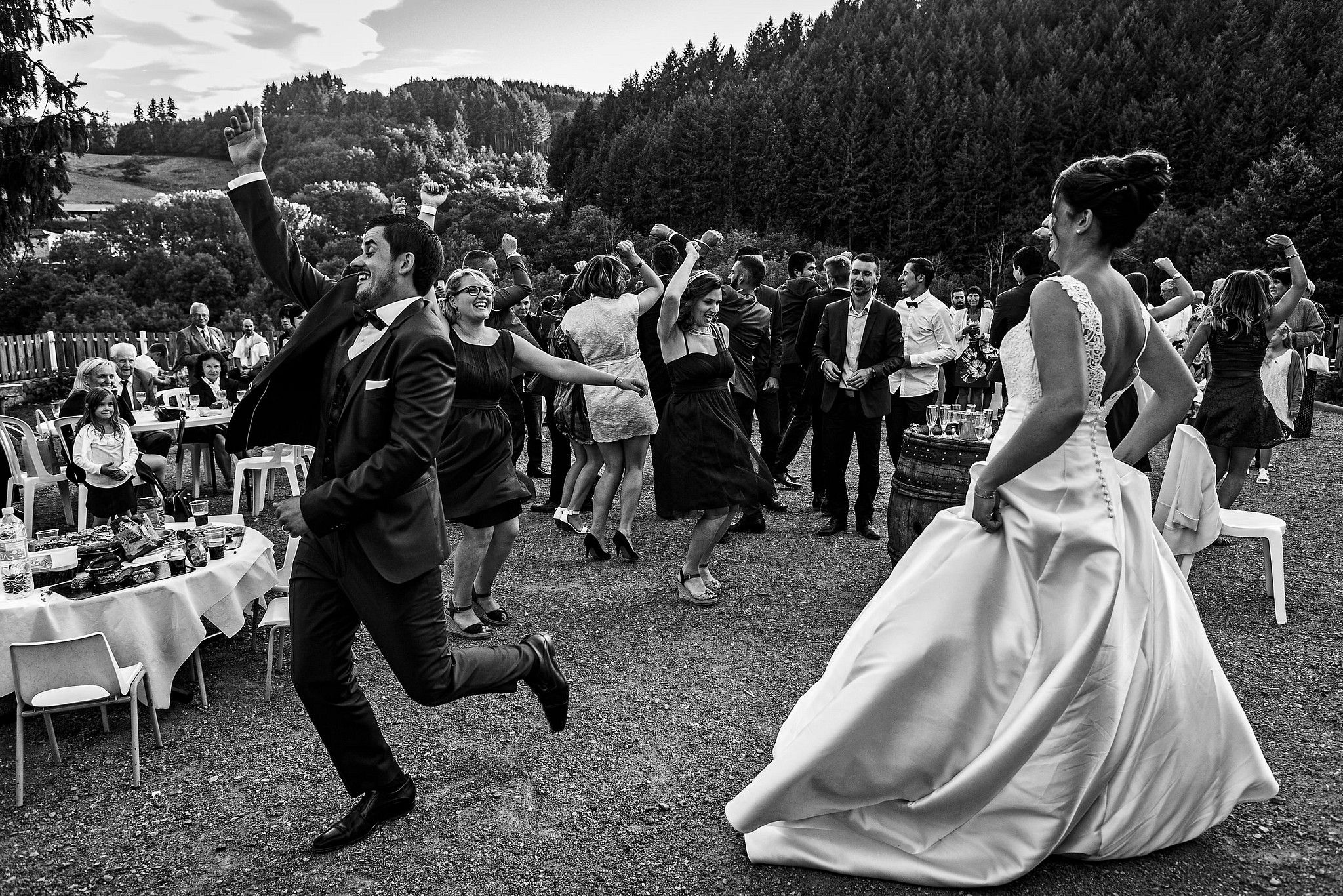 Couple de mari&eacute;s &agrave; Gen&egrave;ve qui dansent pendant le cocktail captur&eacute; par S&eacute;bastien CLAVEL photographe de Mariage &agrave; Lyon et Gen&egrave;ve