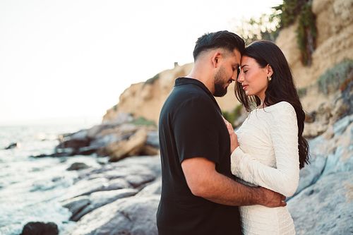 coppia innamorata si guarda in spiaggia Sardegna