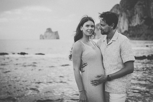 coppia in gravidanza a Masua