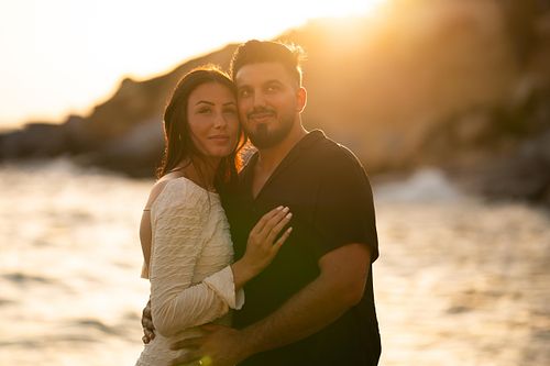 coppia innamorata guarda oltre in spiaggia al tramonto