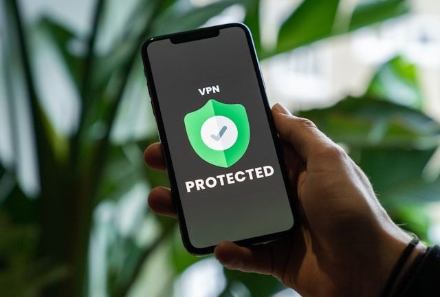 Um telefone celular que exibe um texto que diz protegido. E um logotipo de segurança