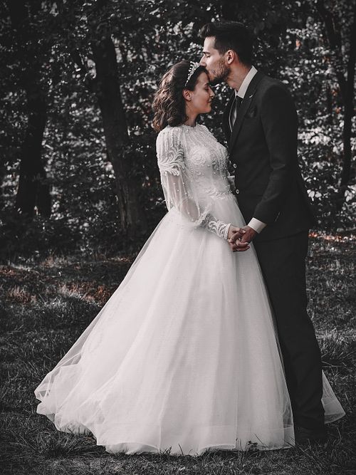 Mire și mireasă într-un moment intim, fotografie de nuntă cinematică cu lumină dramatică, realizată de RPP Visuals