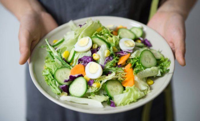 imagen de un plato con ensalada y hierbas