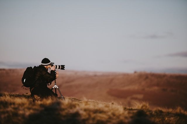 Image d'un photographe prenant une photo de paysage