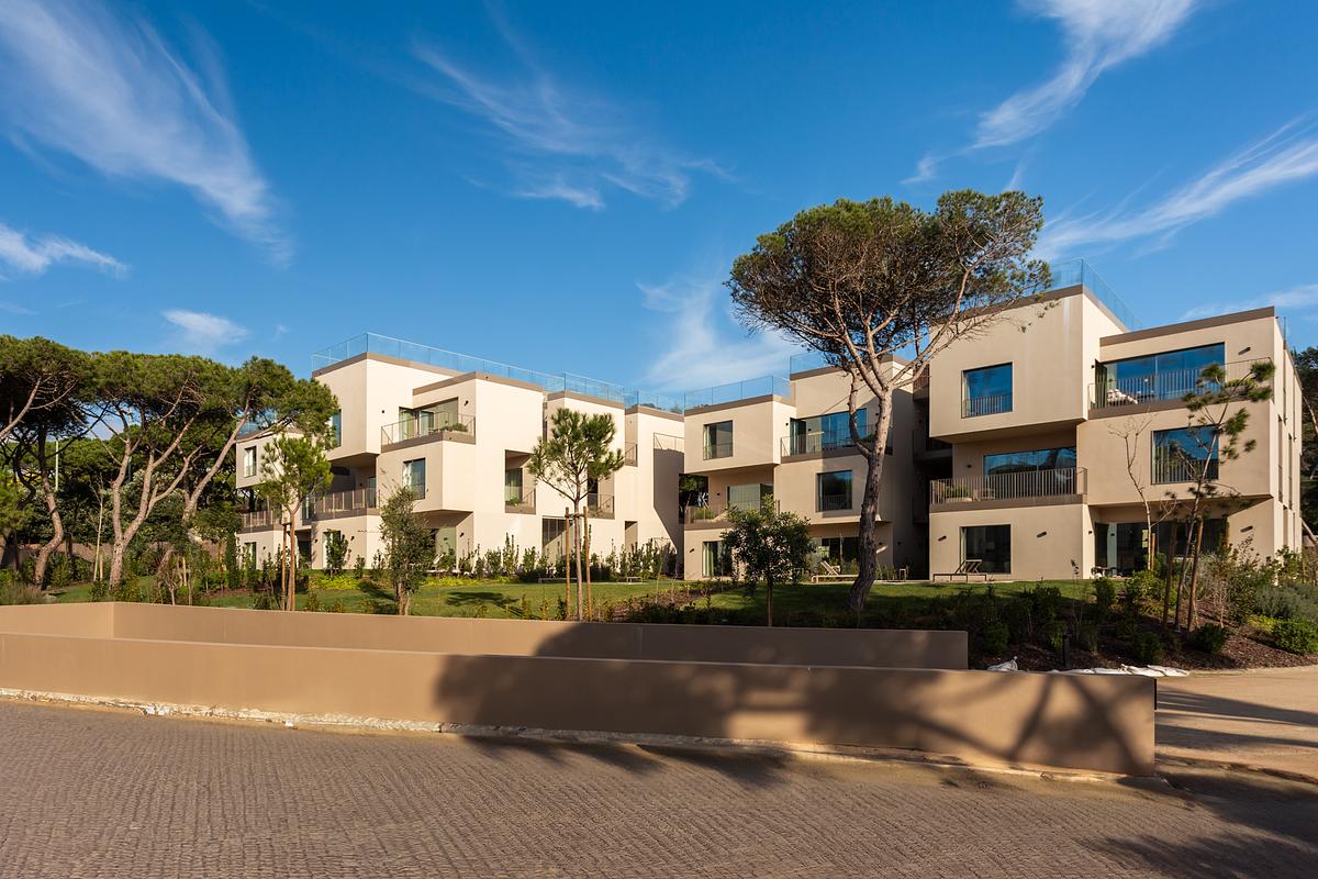 Fotografia de arquitectura dos espa&ccedil;os exteriores do Marinha Prime integrados na paisagem da Quinta da Marinha