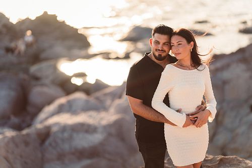 coppia innamorati sugli scogli di  portoscuso al tramonto