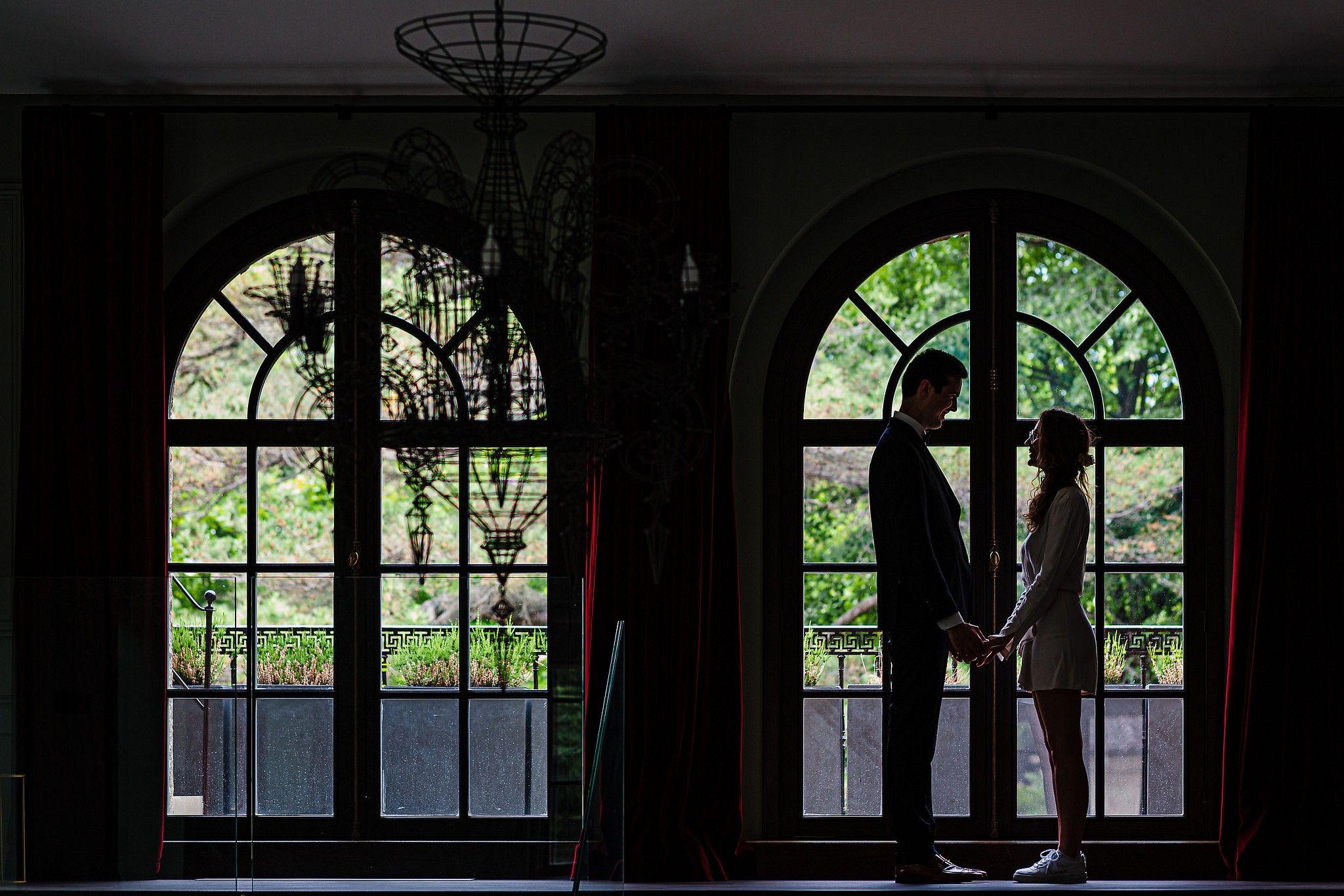 Portrait d'un couple de mari&eacute;s apr&egrave;s leur mariage civil &agrave; la mairie captur&eacute; par S&eacute;bastien CLAVEL photographe de Mariage &agrave; Lyon et Gen&egrave;ve
