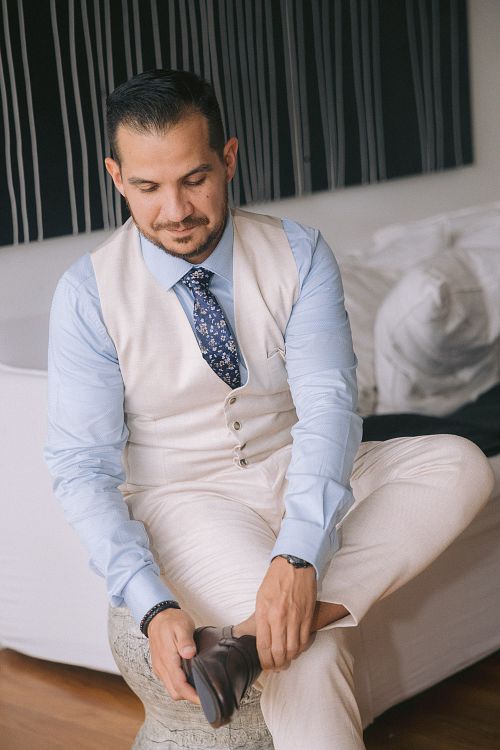 Bride & Groom get ready for the wedding day